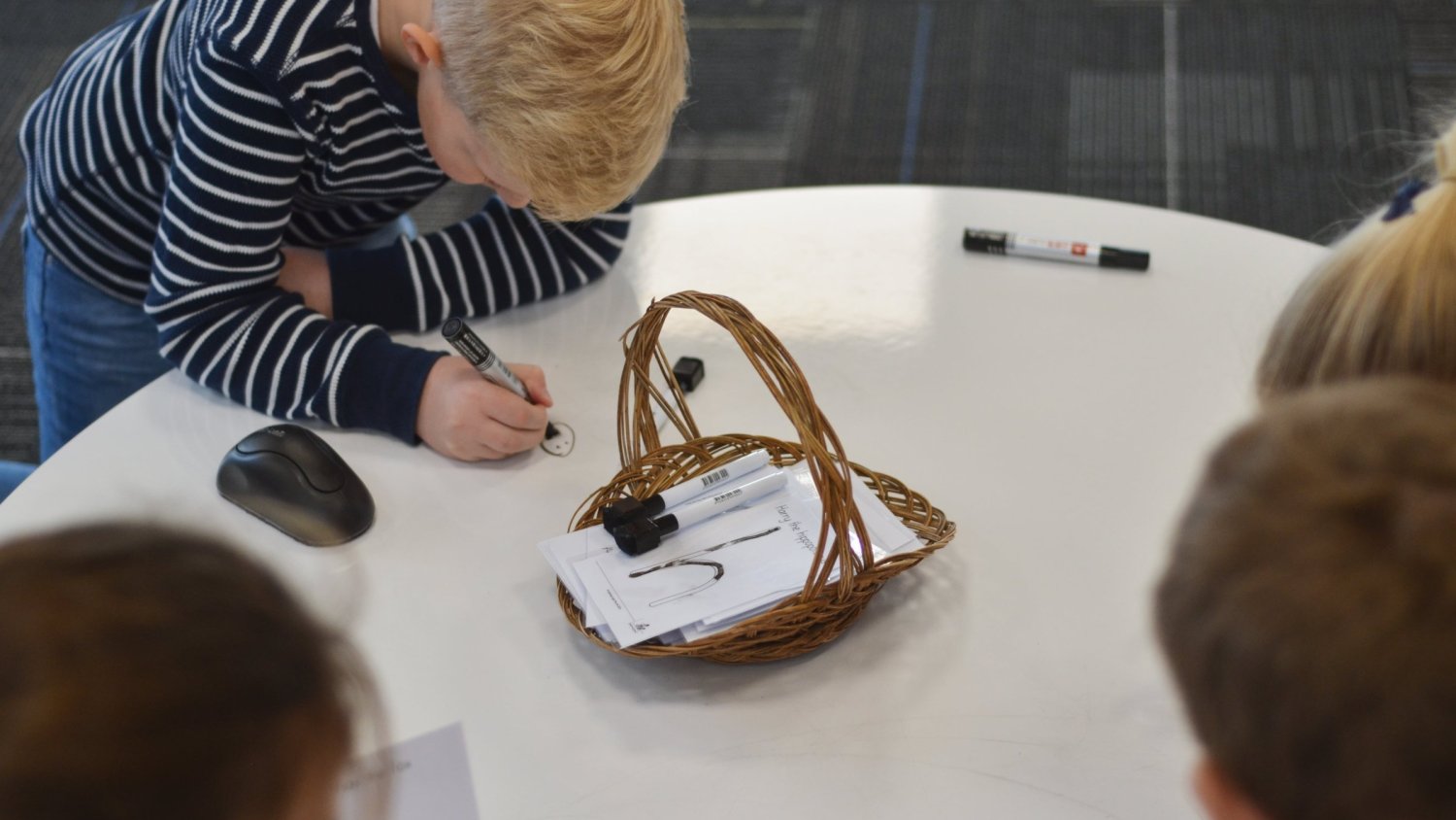 Whiteboard kneeling table schools